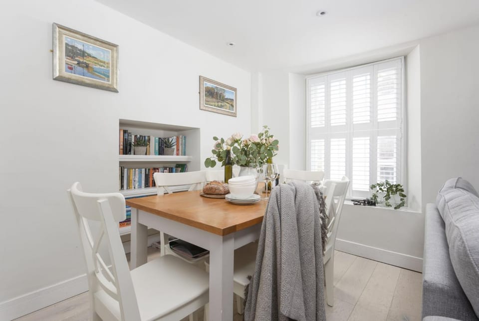 Library, Seating area, Dining area