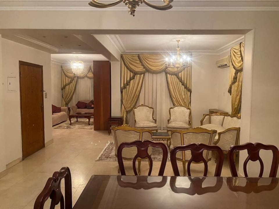 Elegant 2BR Apartment, Prime Location Apartment in Cairo Governorate