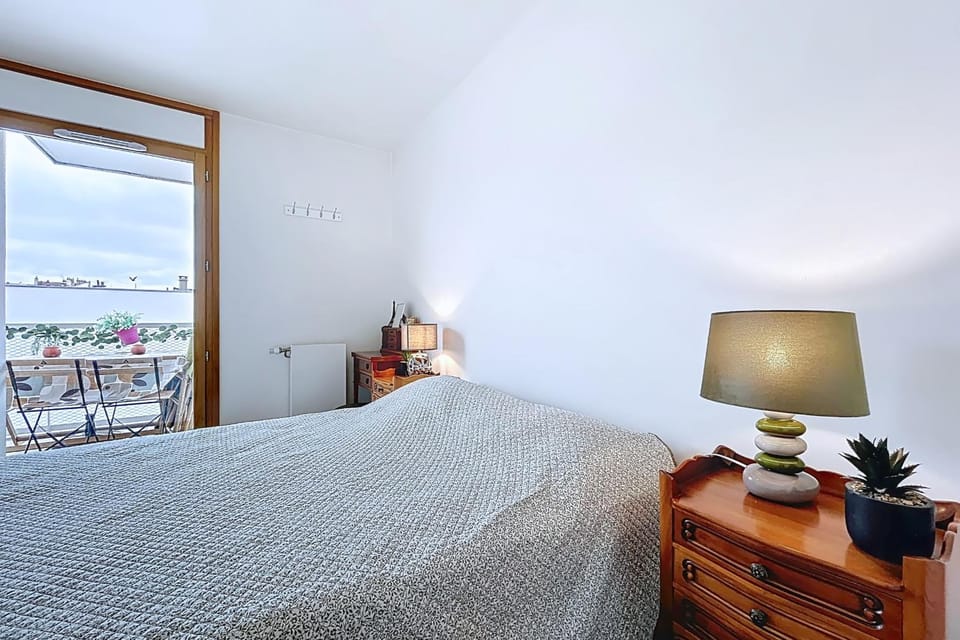 Apartment with terrace 100m from Paris Apartment in Vanves