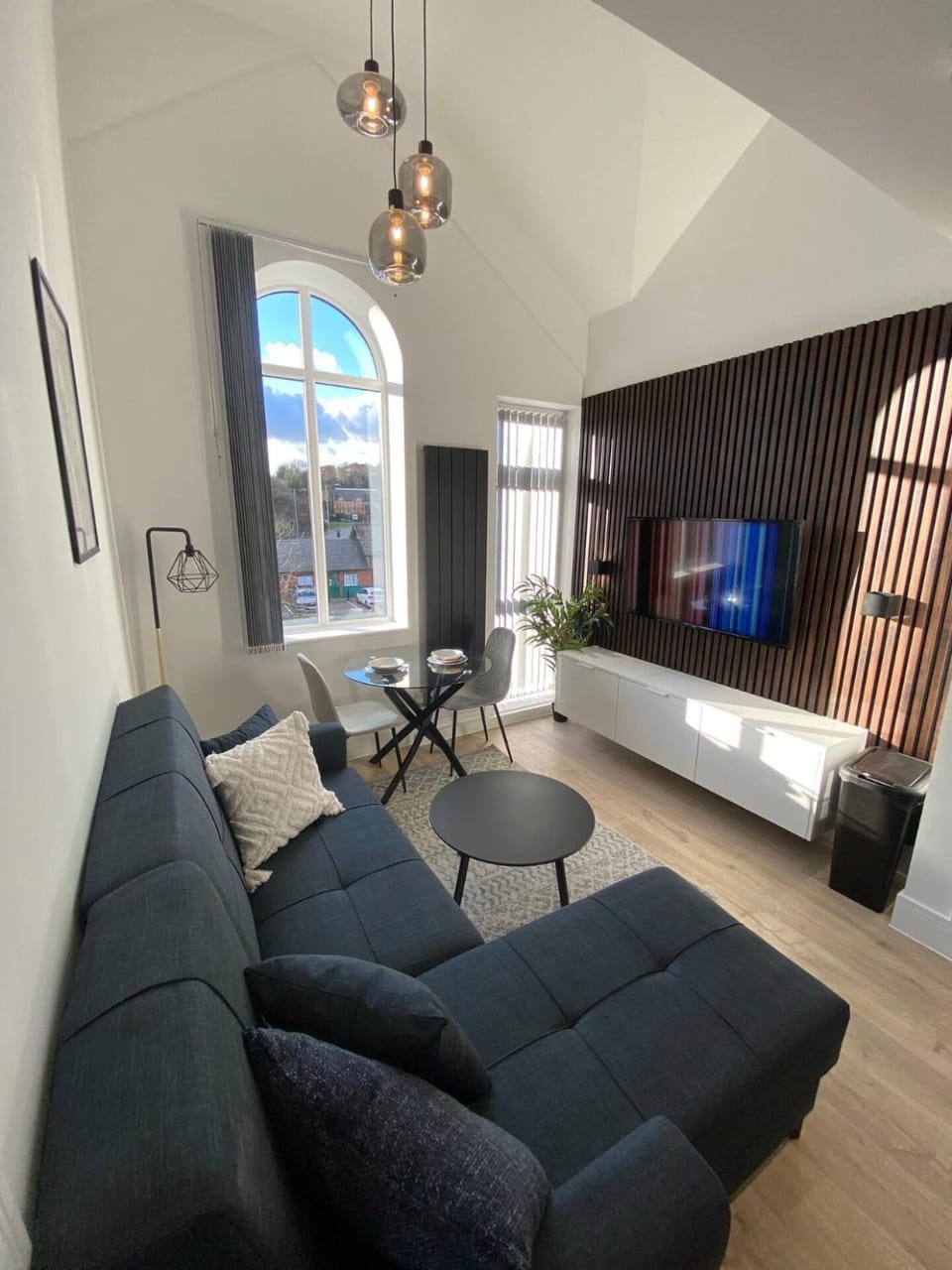 The Hughenden Home - Spacious 2BR Duplex with 2 Bathrooms & Free Secure Underground Parking in Central High Wycombe HP13, Sleeps 7 Apartment in High Wycombe