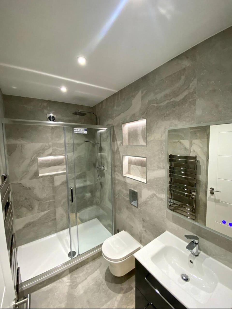 The Hughenden Home - Spacious 2BR Duplex with 2 Bathrooms & Free Secure Underground Parking in Central High Wycombe HP13, Sleeps 7 Apartment in High Wycombe