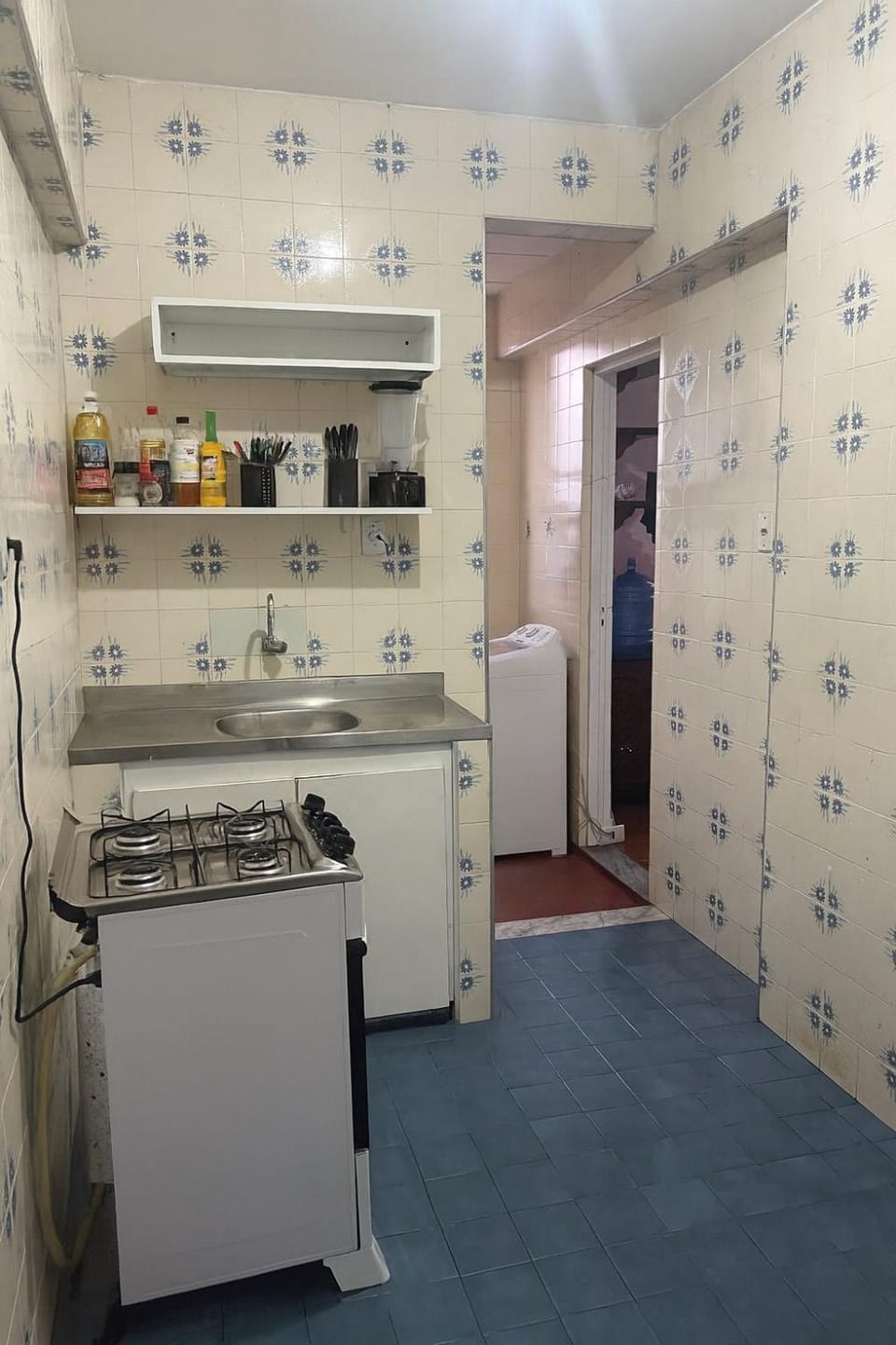 Kitchen or kitchenette, oven, washing machine