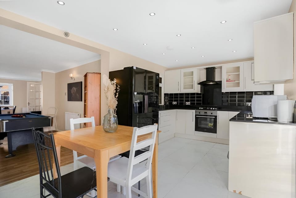 5-Bed House with Garden Near Warner Bros Studios House in Hemel Hempstead