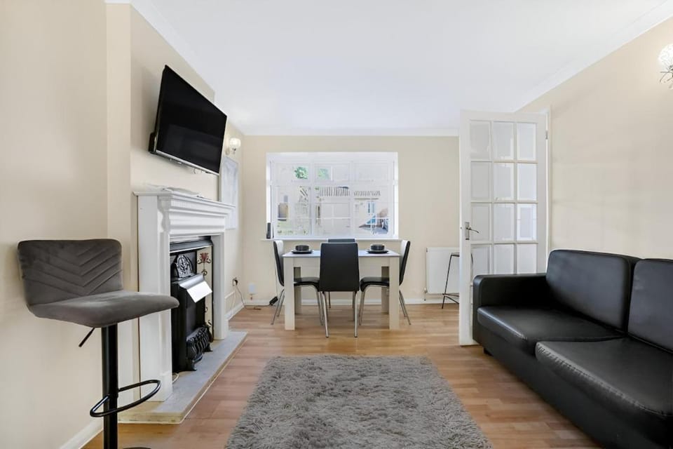 5-Bed House with Garden Near Warner Bros Studios House in Hemel Hempstead