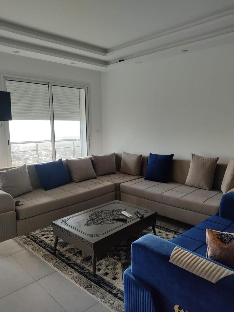 Property building, Balcony/Terrace, Living room, Seating area, City view, internet