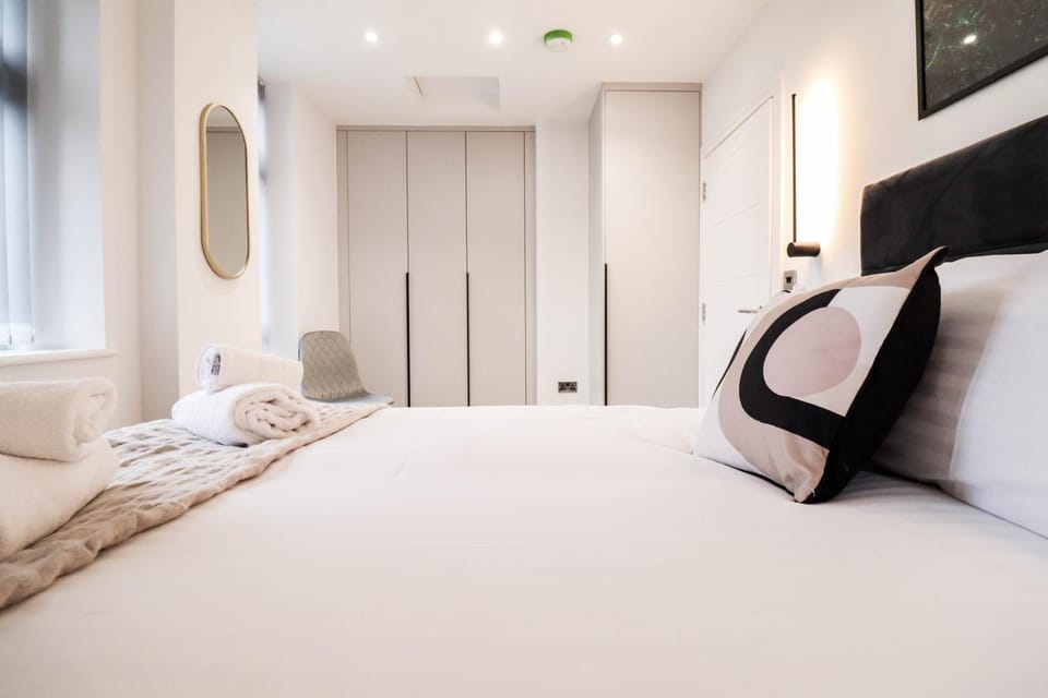 The Chiltern View - 1BR Centrally Located Flat with Contemporary Style Decor & Free Secure Underground Parking Apartment in High Wycombe