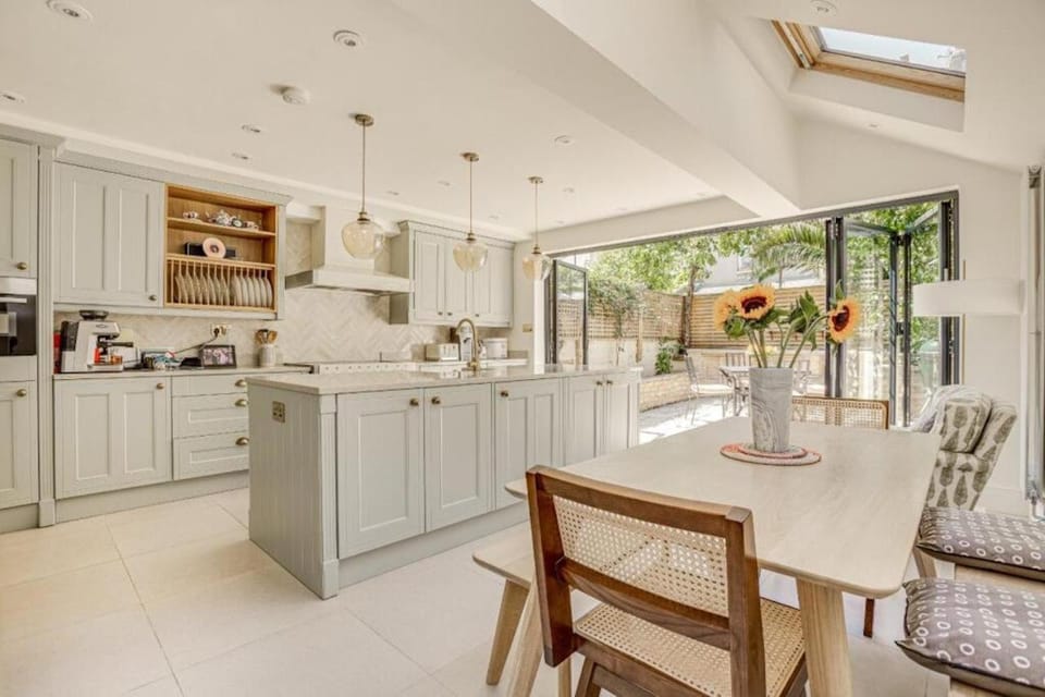 Coffee/tea facilities, Kitchen or kitchenette, Dining area, dishwasher, stove, toaster