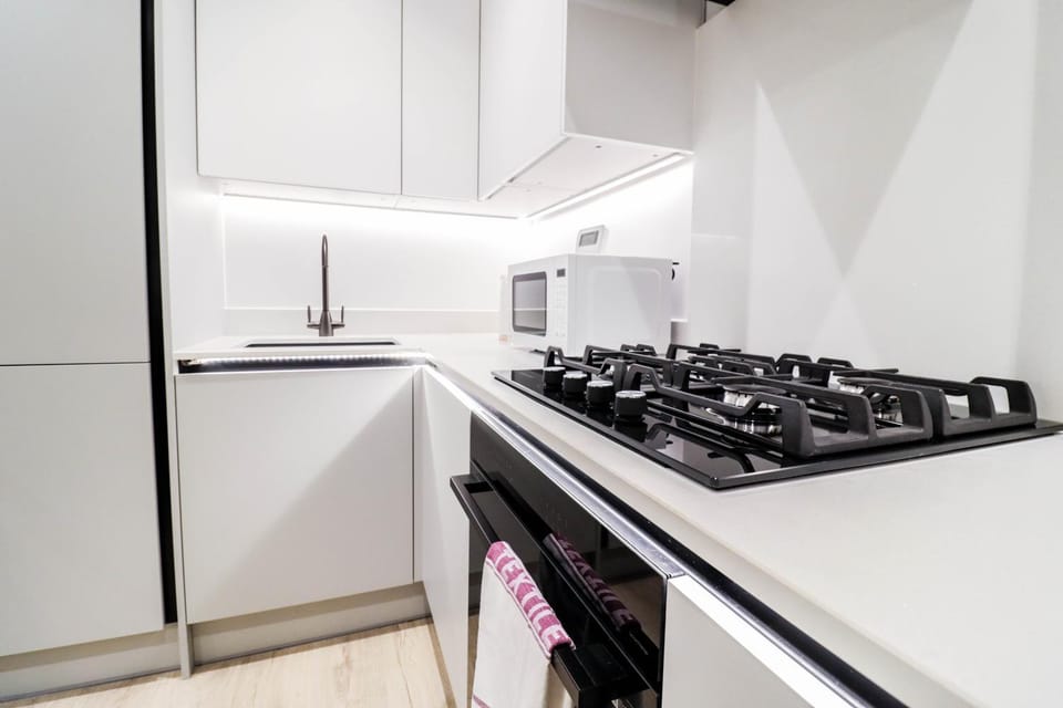 The Dashwood Suite - 2BR Modern Apt with Stylish Design Decor, Free Secure Underground Parking & 50" Smart TV Apartment in High Wycombe