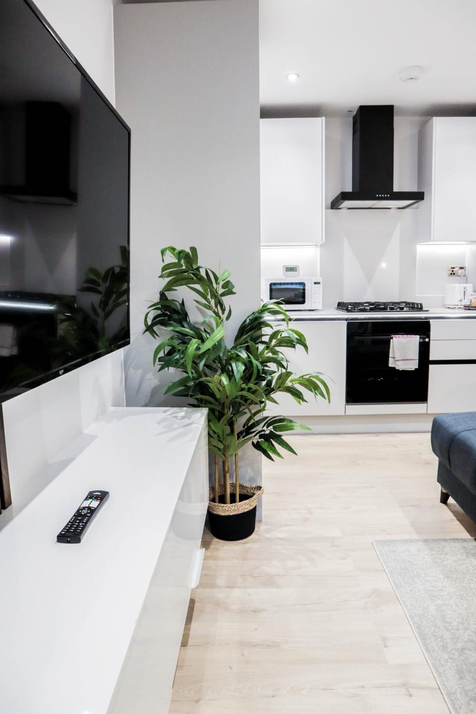 The Dashwood Suite - 2BR Modern Apt with Stylish Design Decor, Free Secure Underground Parking & 50" Smart TV Apartment in High Wycombe