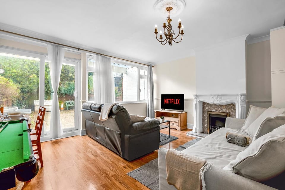Communal lounge/ TV room, TV and multimedia, Living room, Seating area, Evening entertainment