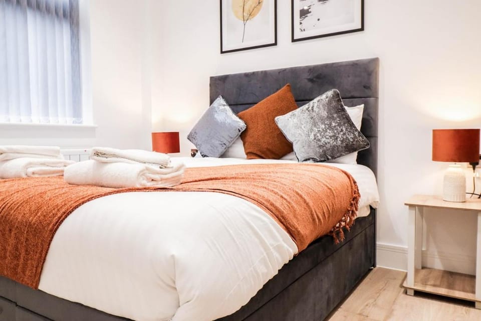 The Wycombe Pad - 2BR Ground Floor Apt with A Private Entrance & Free Secure Underground Parking Apartment in High Wycombe