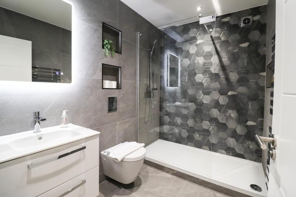 The Wycombe Pad - 2BR Ground Floor Apt with A Private Entrance & Free Secure Underground Parking Apartment in High Wycombe