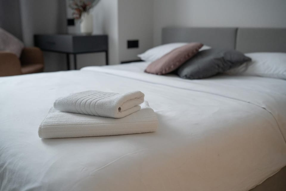Bed, Bedroom, towels, towels