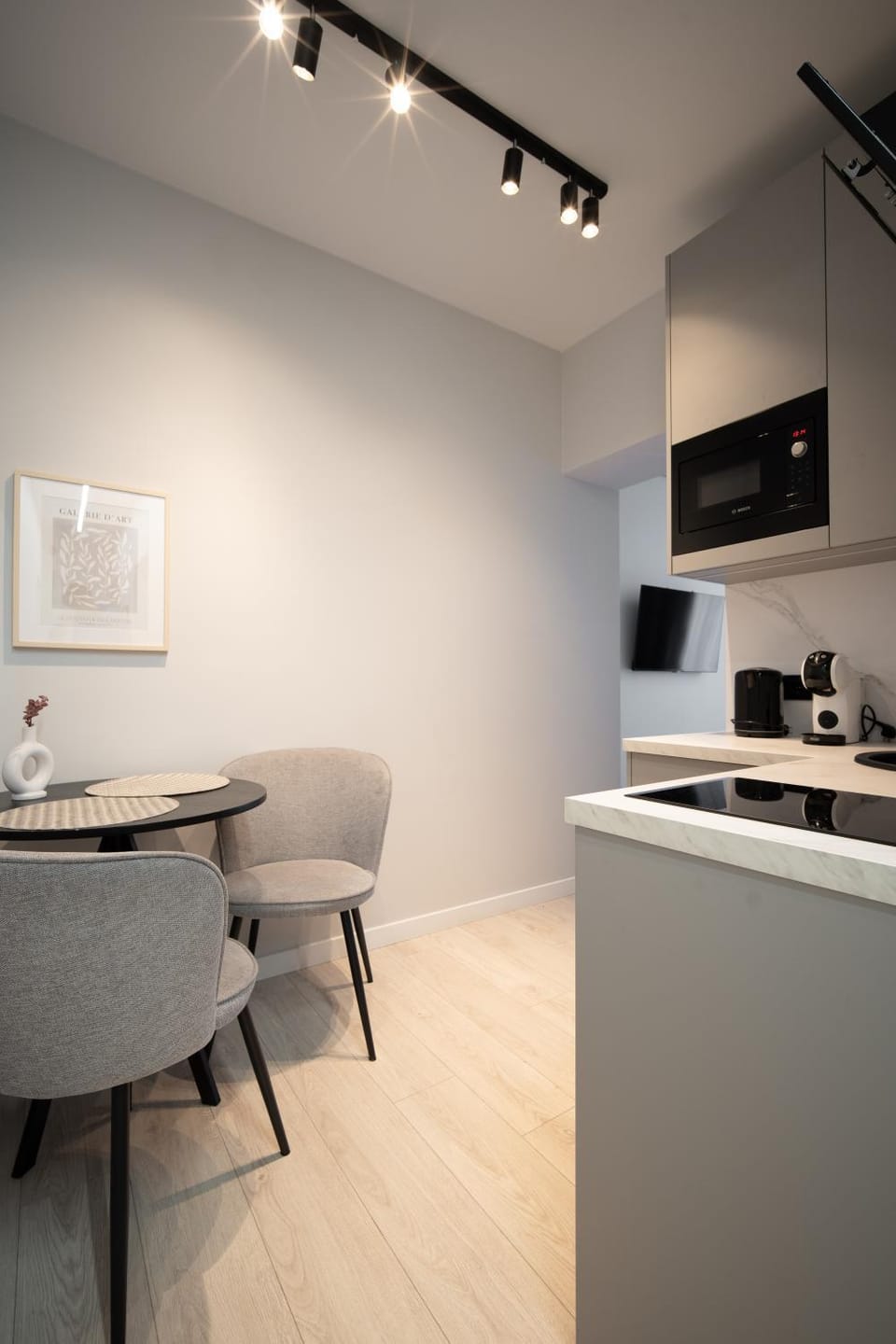 TV and multimedia, Coffee/tea facilities, Kitchen or kitchenette, Photo of the whole room, Dining area, microwave, stove, stove, kitchen, kitchen