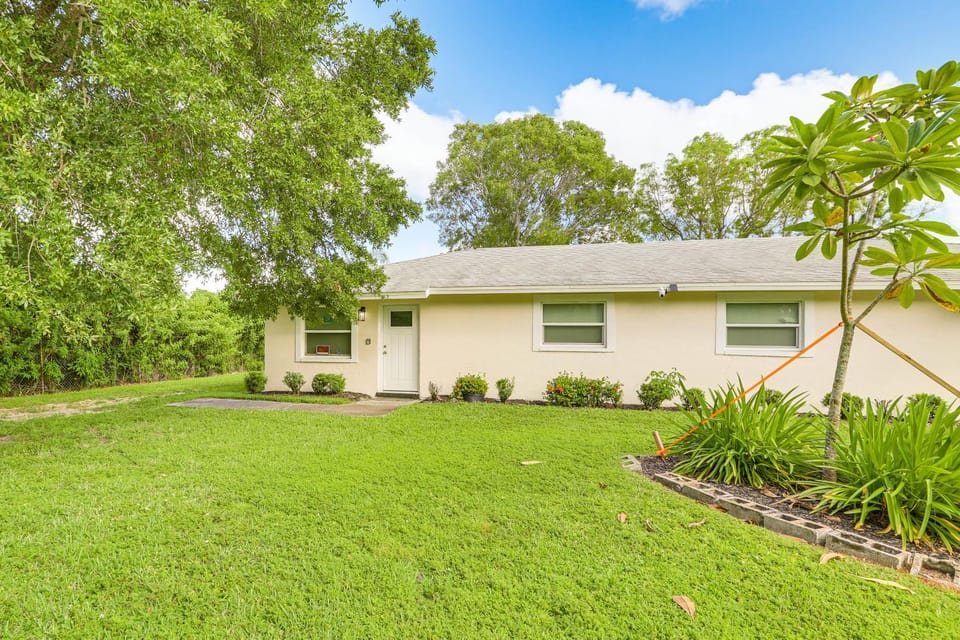 2 Mi to River District! Fort Myers Retreat w/ Yard House in Fort Myers