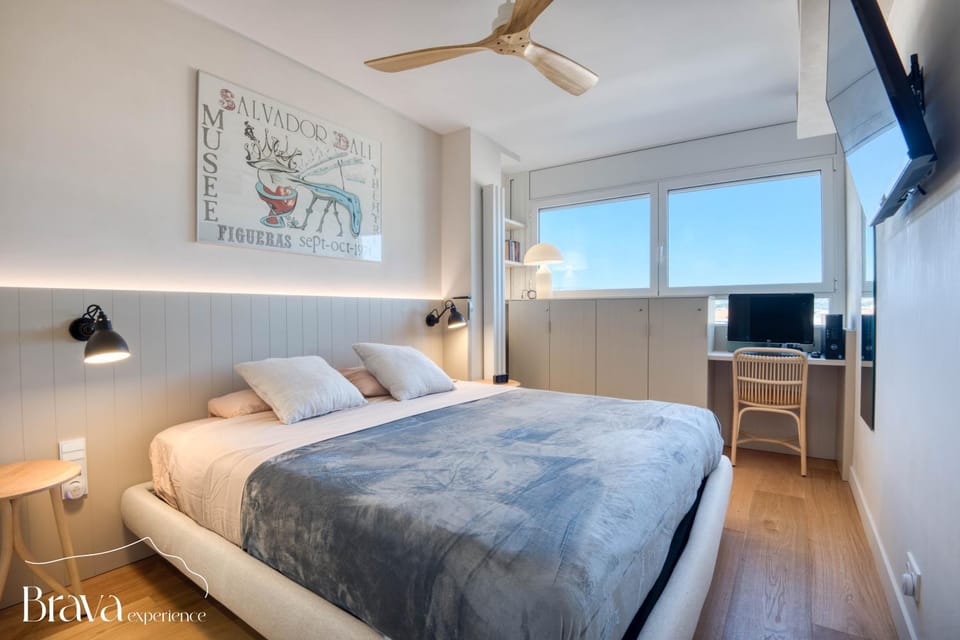 Bed, TV and multimedia, Bedroom