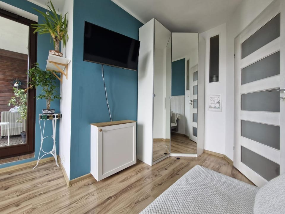 Bed, TV and multimedia, Photo of the whole room, Bedroom, wardrobe