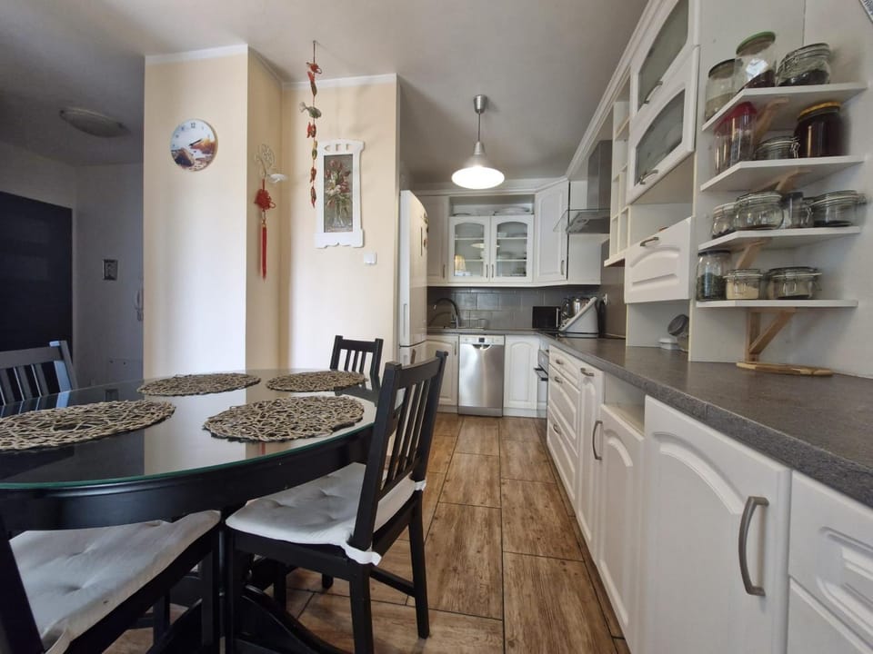Kitchen or kitchenette, Dining area, microwave, kitchen
