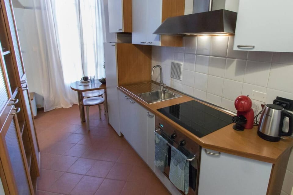 Coffee/tea facilities, Kitchen or kitchenette, oven, stove