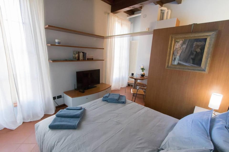 Bed, TV and multimedia, Photo of the whole room, Bedroom