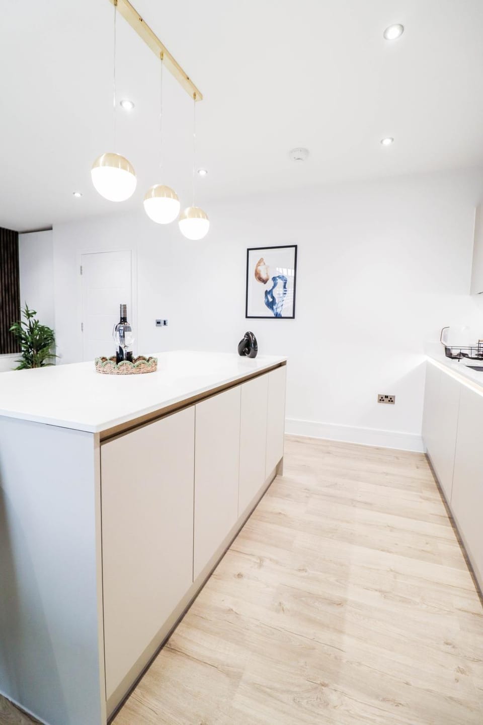 The Abbey Apartment - 1BR Apt with Dedicated Workspace, Fast Wifi & Stylish Kitchen Island & Free Secure Underground Parking Apartment in High Wycombe