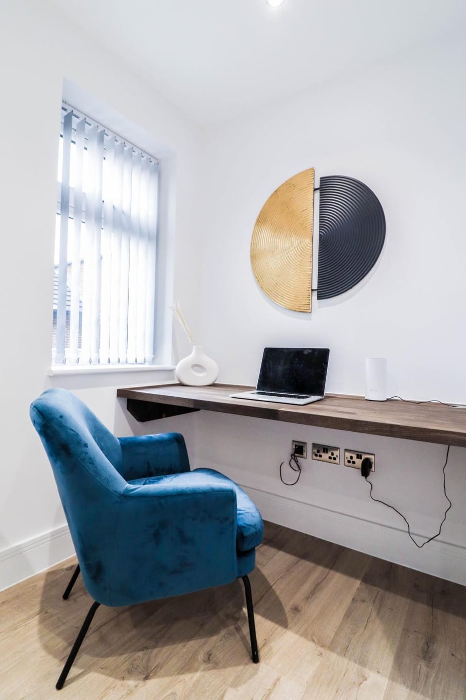 The Abbey Apartment - 1BR Apt with Dedicated Workspace, Fast Wifi & Stylish Kitchen Island & Free Secure Underground Parking Apartment in High Wycombe