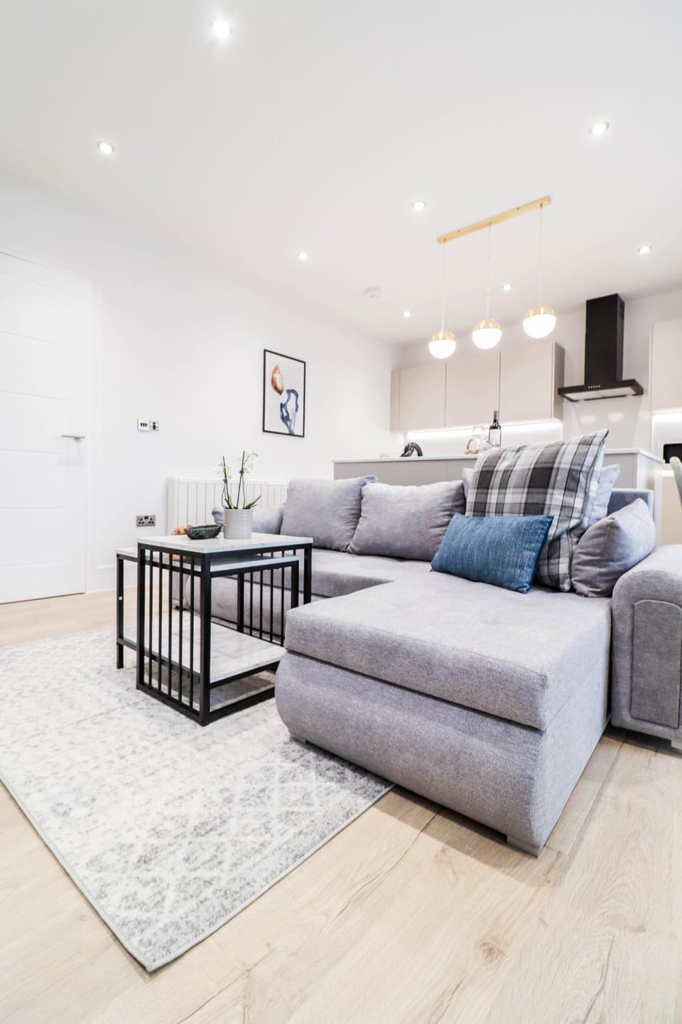 The Abbey Apartment - 1BR Apt with Dedicated Workspace, Fast Wifi & Stylish Kitchen Island & Free Secure Underground Parking Apartment in High Wycombe