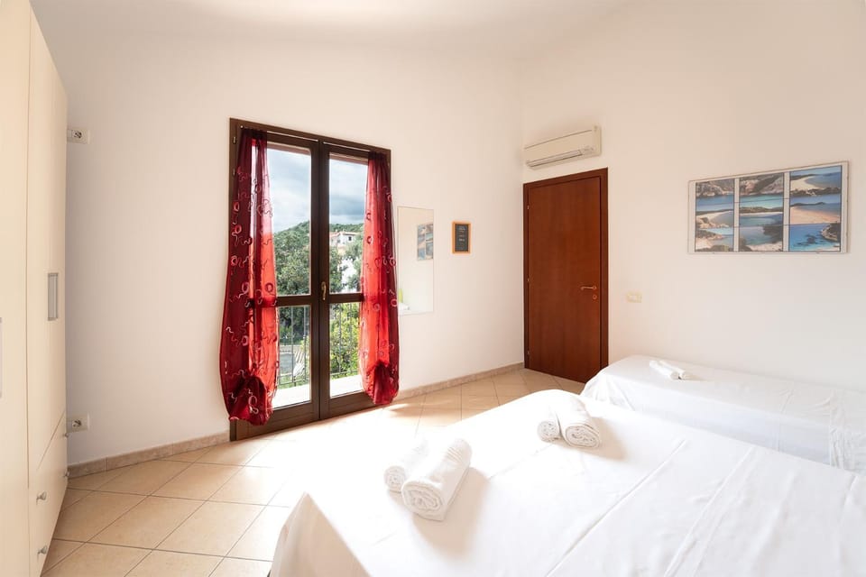 Bed, Photo of the whole room, Bedroom, internet, towels, air conditioner