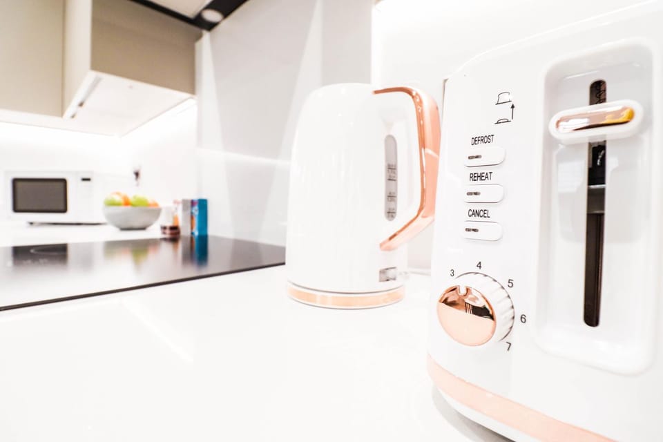 The Desborough Residence - Bright 1BR with Sofa Bed, Modern Lounge & Free Secure Underground Parking Apartment in High Wycombe