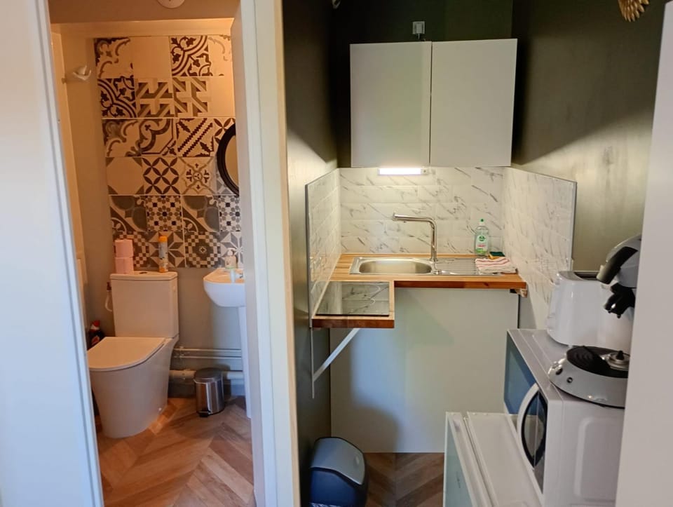 Kitchen or kitchenette