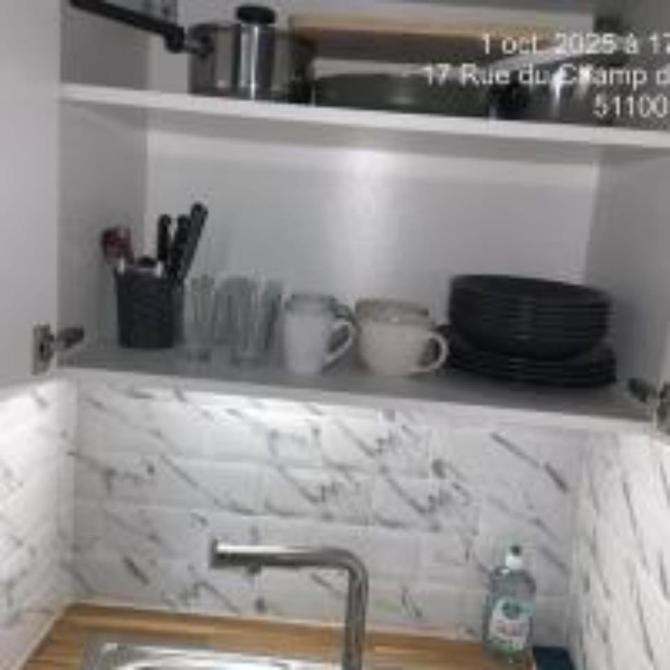 Kitchen or kitchenette, Text overlay