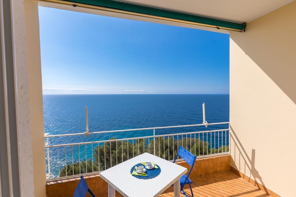 View (from property/room), Balcony/Terrace, Dining area, Sea view