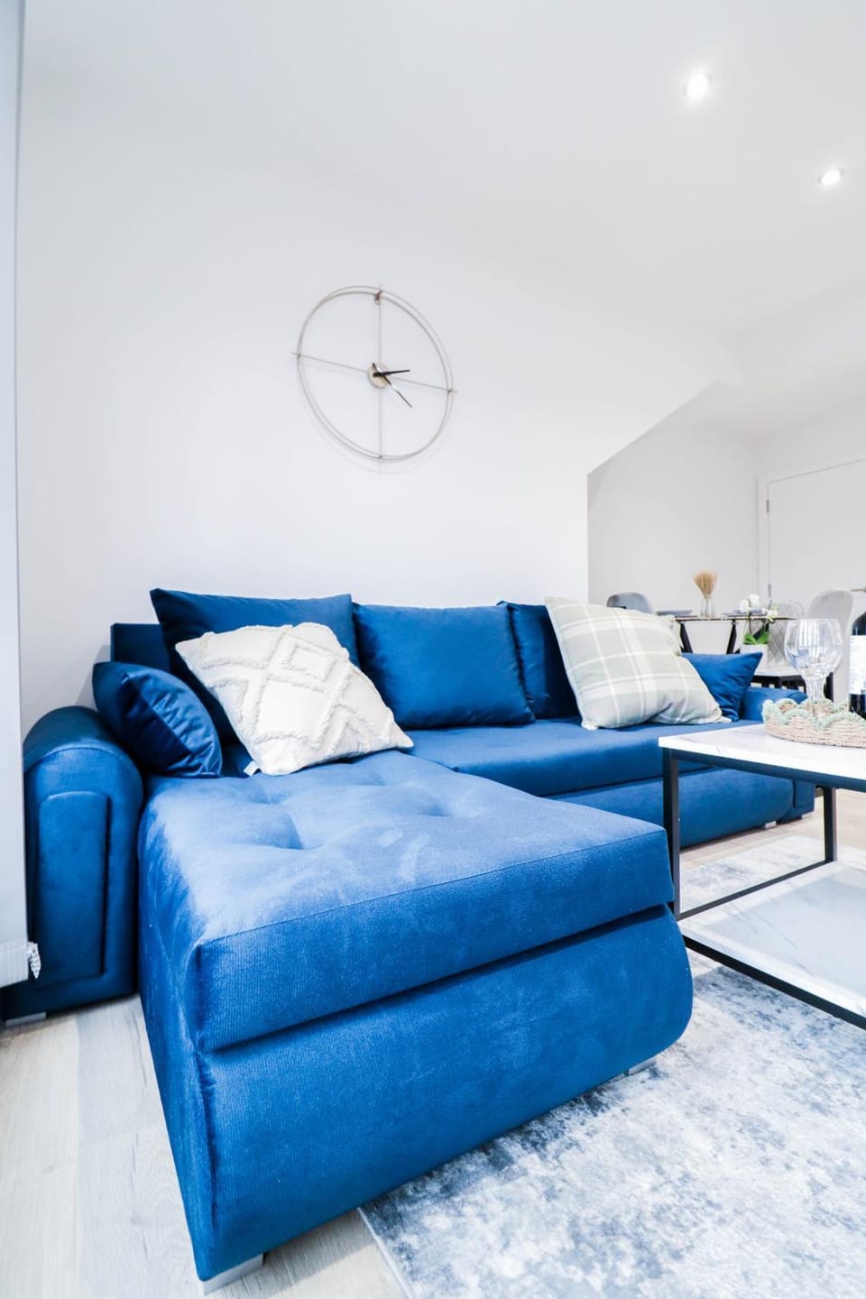 The Kingsmead Loft - Stylish 1BR Top Floor Apt with King or Twin Beds & Free Secure Underground Parking, Central High Wycombe HP13, Sleeps 3 Apartment in High Wycombe