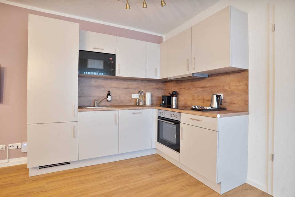 Coffee/tea facilities, Kitchen or kitchenette, stove