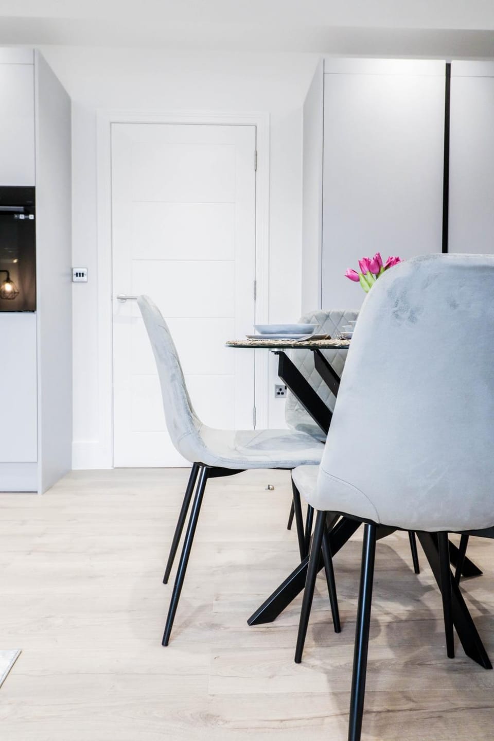 The Booker Retreat - Bright 1BR Top Floor Apt with Free Secure Underground Parking Apartment in High Wycombe