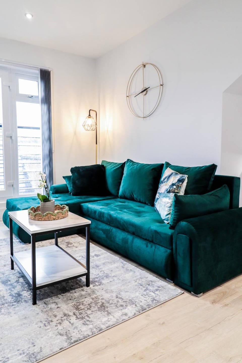 The Booker Retreat - Bright 1BR Top Floor Apt with Free Secure Underground Parking Apartment in High Wycombe