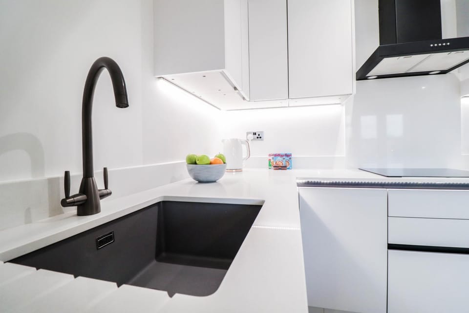 The Booker Retreat - Bright 1BR Top Floor Apt with Free Secure Underground Parking Apartment in High Wycombe