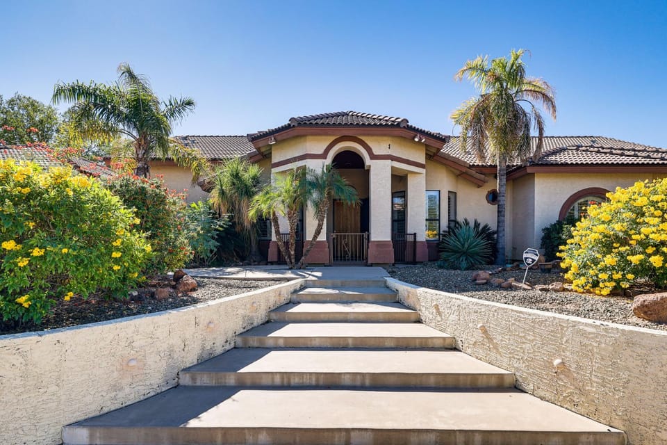 Groups Welcome! Home w/ Pool + Patio in N Phoenix House in New River