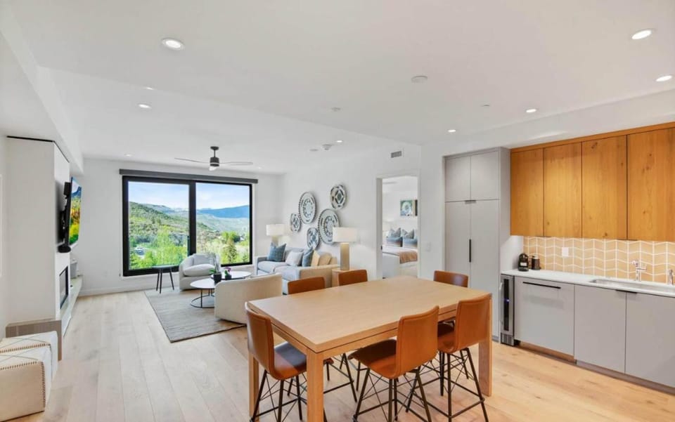 Kitchen or kitchenette, Living room, Seating area, Dining area