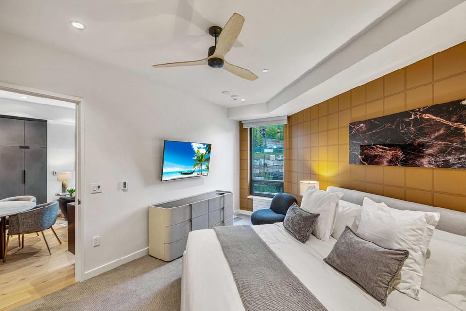 Bed, TV and multimedia, Bedroom