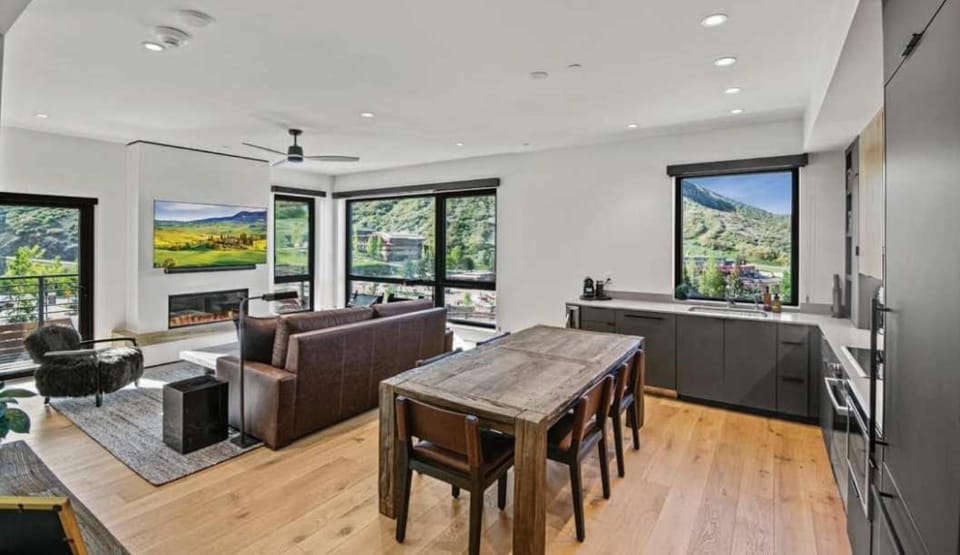 TV and multimedia, Kitchen or kitchenette, Living room, Seating area, Dining area