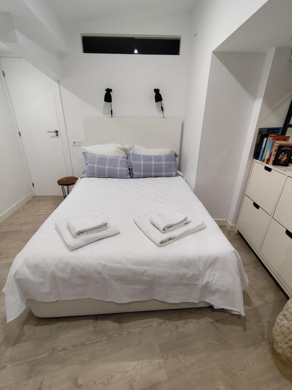 Bed, Photo of the whole room, towels