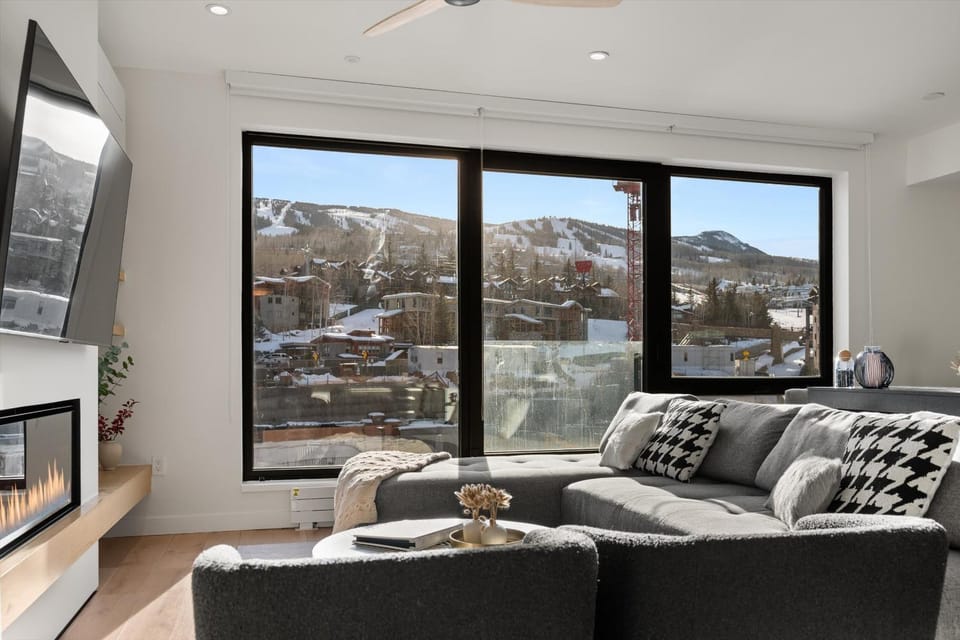TV and multimedia, Living room, Seating area, Mountain view