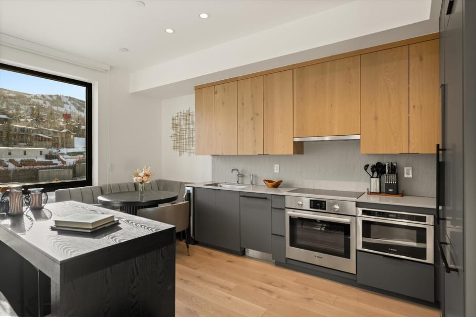 Coffee/tea facilities, Kitchen or kitchenette, Dining area, oven, stove, toaster