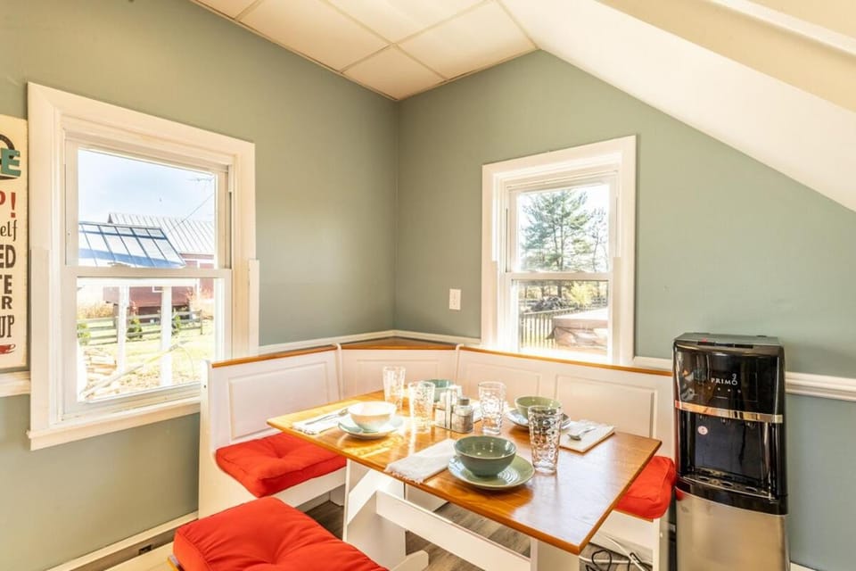 Charming Farmhouse w King Bed Hot Tub & EV Charger House in Shenandoah Valley