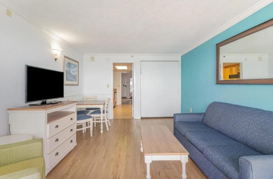 Oceanfront 1 BR Getaway-Amazing Amenities and Views! Caribbean 1020 House in Myrtle Beach