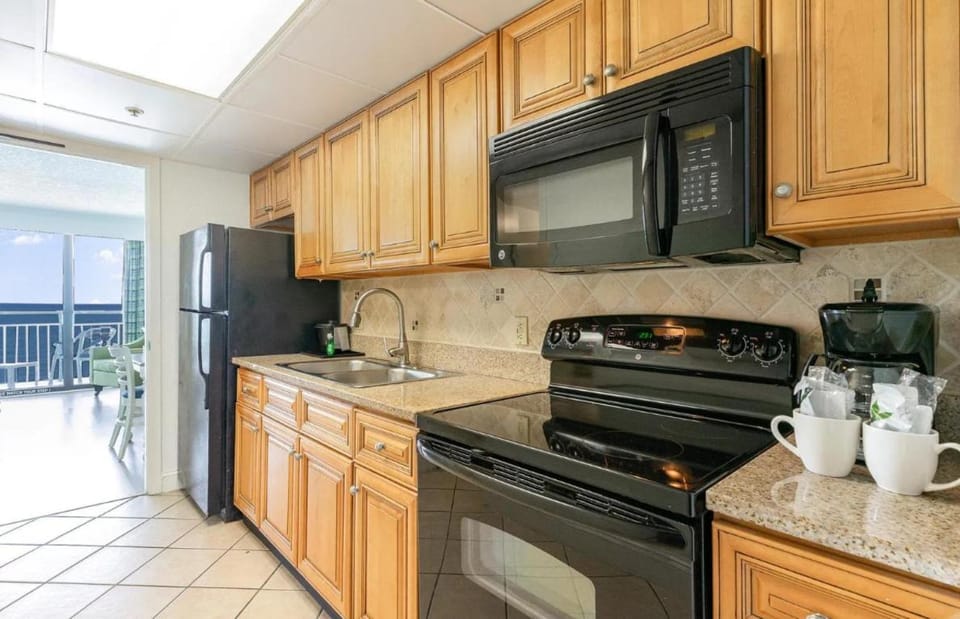 Oceanfront 1 BR Getaway-Amazing Amenities and Views! Caribbean 1020 House in Myrtle Beach