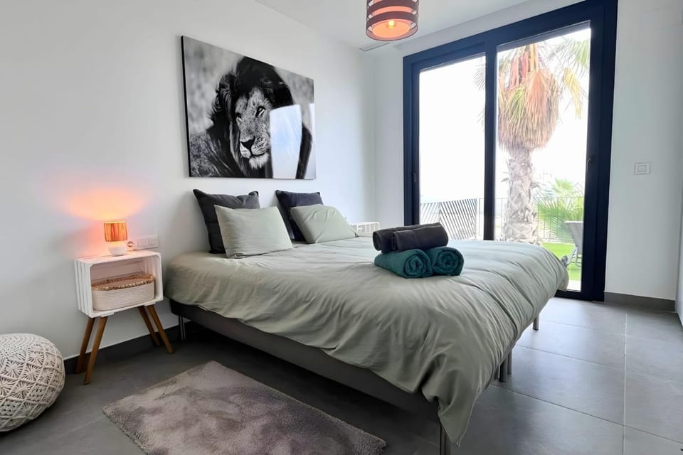 Bed, Photo of the whole room, Bedroom, towels