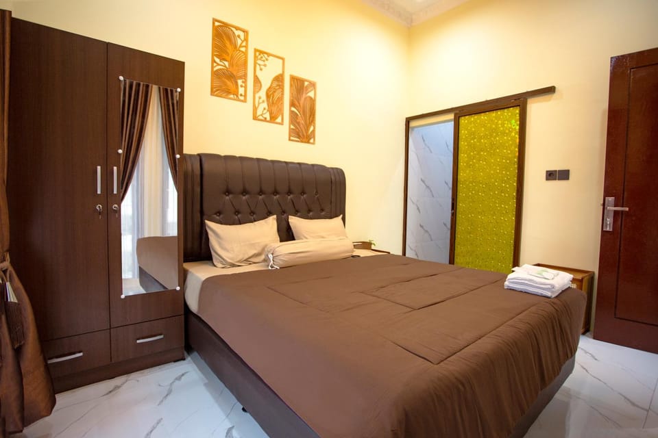Bed, Photo of the whole room, Bedroom, towels, wardrobe
