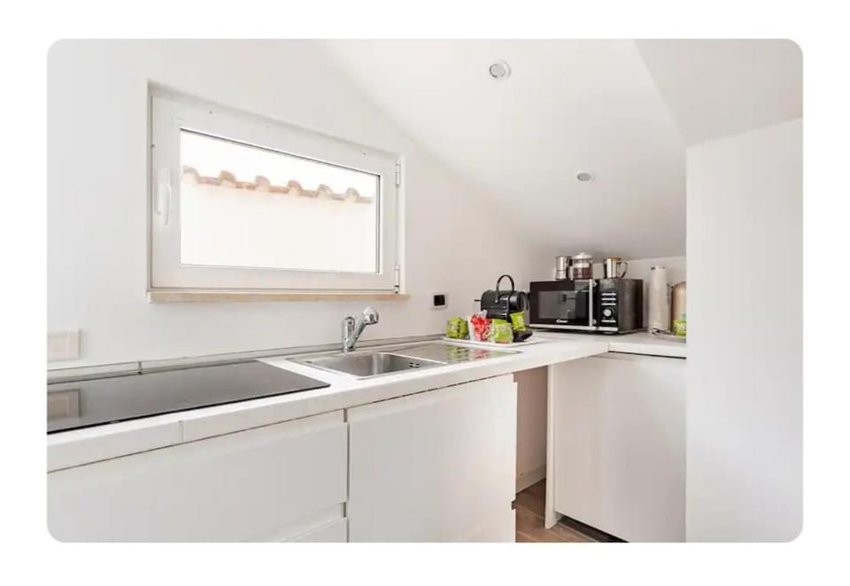 Coffee/tea facilities, Kitchen or kitchenette, stove